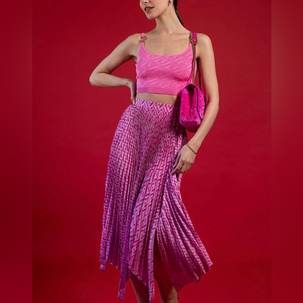 New Authentic Gucci Vibrant Pink Knit Top with Gold Versace Medusa Crop Top